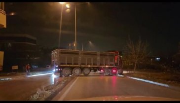 Bursa'da iki kaldırım arasına sıkışan kamyon trafiği felç etti!