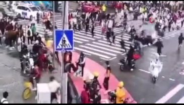 Çin'de akıl almaz görüntüler! Araç yayaların arasına daldı: 5 ölü