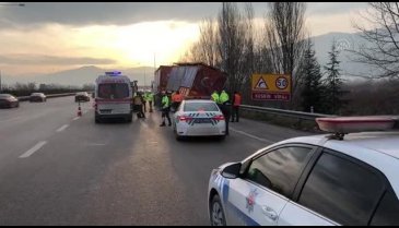 Bursa'da otomobil tır dorsesinin altına girdi: 1 ölü