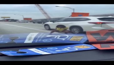 ABD'de bir kadın otobanın ortasında tuvaletini yaptı! O anları kamerada