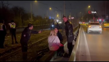 Bursa'da kontrolden çıkan otomobil metro raylarına girdi! Metro seferlerinde aksamalar yaşandı