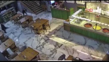 Elazığ'daki depremde panik anları güvenlik kamerasına yansıdı