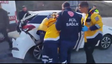 Bursa'da kavşakta kaza! Yaralılar var