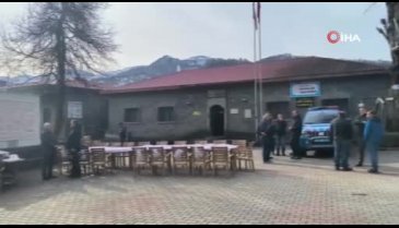 Artvin'de komutan müzeyi gezerken patlamamış top mermisini fark etti
