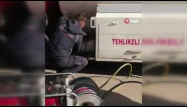 Bursa'da yakıt tankeri kamyona çarptı