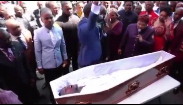 Güney Afrika'da bir papaz ölüyü diriltti