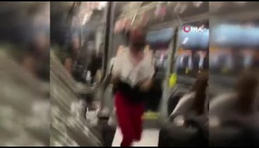 Metrobüste direk dansı kamerada