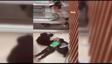 İstanbul AVM'de bir kadın birinci kattan zemine düştü