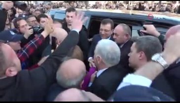 Ekrem İmamoğlu'yla fotoğraf çekinmek için birbirlerini ezdiler