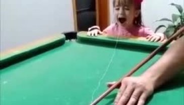 Kızının dişini bilardo topuna vurarak çekti