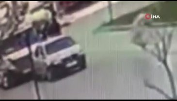 Bursa'da kaza yapan iki sürücünün kavgası kameralara böyle yansıdı!