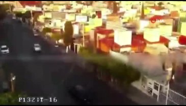 Meksika'da bir sürücü çarptığı kadını kaputta taşıdı