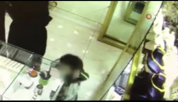 Bursa'da çocuklarını hırsızlıklarına alet ettiler! Oanlar kameralara böyle yansıdı