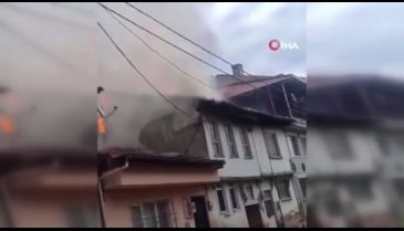 Bursa'da tarihi ev alevler içinde yandı!