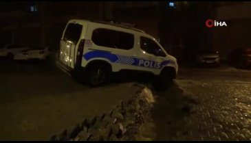 İzmir'i sağanak vurdu! Polis aracı çöken yolun içine düştü