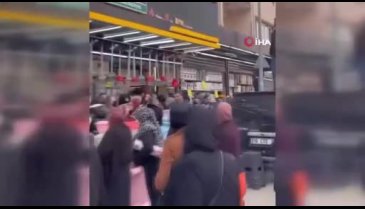 Bursa'da mağazada açılış izdihamı! Kadınlar birbirini ezdi