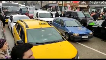 Bursa Heykel'de İmamoğlu'nu takip eden kalabalıkta arbede - 2