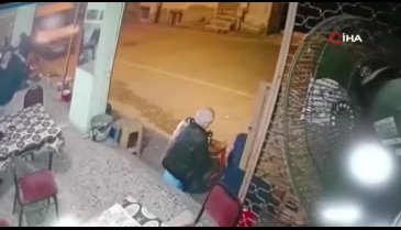Bursa'da dükkan önünde oturanlar minibüsün altında kalmaktan kıl payı kurtuldu