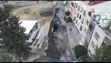 İstanbul'da doğalgaz patlaması nedeniyle yol çöktü