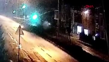 Bursa'da elektrik direğine çarpan araç takla attı