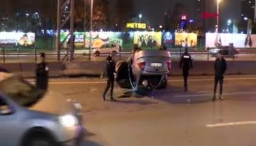 İstanbul'da bariyerlere çarpan otomobil devrildi: 3 yaralı