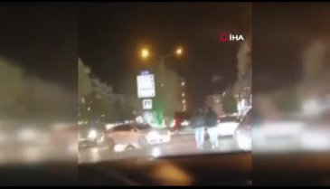 Bursa'da yol ortasında yürüyen alkollü şahısları döverek yere serdiler!