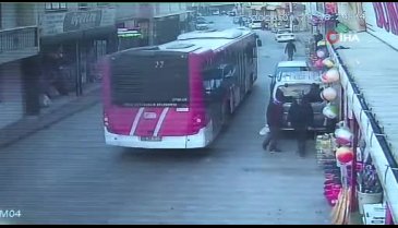 İzmir'de hırsıza sokak ortasında dayak