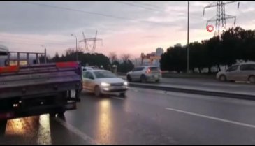 İstanbul'dan kazayı sürücülere bildiren kamyonet şoförü minibüsün altında kaldı