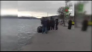 İstanbul'da görme engelli çift denize düştü