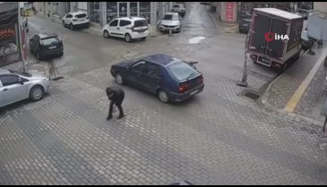 Balıkesir'de motor sürücüsü otomobilin üzerinden takla attı