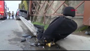 İstanbul'da kontrolden çıkan otomobil bariyerlere saplandı