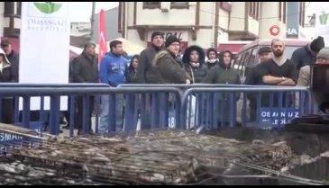 Bursa'da 5 bin kişiye ücretsiz  hamsi ekmek dağıtıldı
