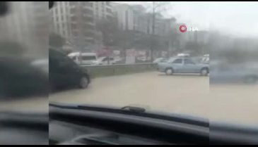 Bursa'da kayganlaşan yolda drift atarak ilerledi!