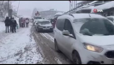 Uludağ'da yarıyılın son gününde tatilciler karın keyfini çıkarttı!