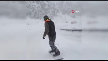 Bursa Uludağ'da ilginç görüntüler: Trafik olunca snowboard ile indi