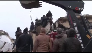 Hatay'da enkaz altındaki çocuk böyle kurtarıldı