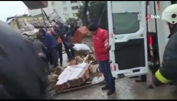 Hatay'da çöken 3 katlı binadan 4 cenaze çıkarıldı