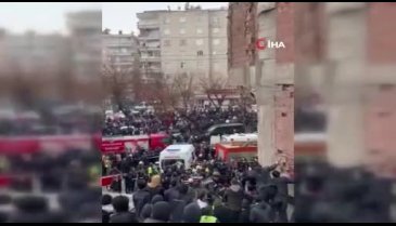Enkazdan çıkarılan yaralılar ambulansla hastanelere sevk ediliyor