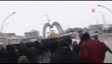 Deprem bölgesinde tehlike devam ediyor! Bir bina daha yıkıldı