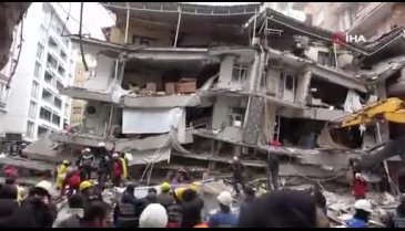 Diyarbakır'da yıkılan apartmanda kurtarma ekipleri yaralandı