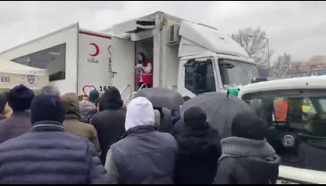 Bursa'da vatandaşlar Kızılay Kan Merkezi önünde kuyruk oluşturdu