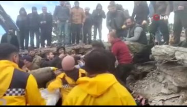 Osmaniye'nin Düziçi ilçesinde yıkılan binadan bir kişi sağ kurtarıldı