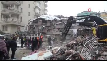 Malatya'da 6 katlı binanın çökme anı kamerada