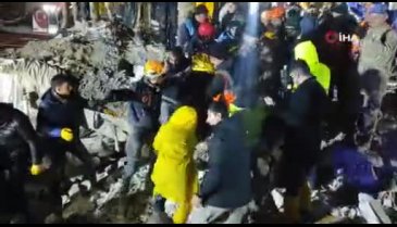Şanlıurfa'da genç kız 19 saat sonra enkazdan çıkarıldı