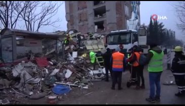 Adıyaman'da enkazda arama çalışmaları sürüyor