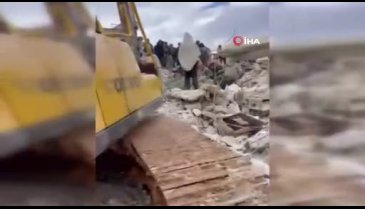 Enkaz altında doğum yaptı
