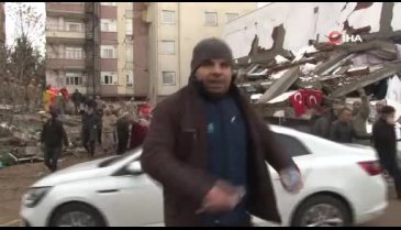 Arama kurtarma çalışmaları sırasında deprem oldu, bina böyle sallandı
