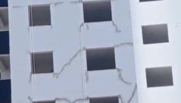 Adana'da depremden etkilenen binanın çatlakları sıvayla kapatıldı