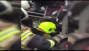 Adıyaman'da enkazda ağlayan minik bebek kurtarıldı