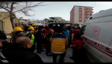 Bursa Mudanya arama kurtarma ekipleri enkaz altından Hacer Demirel'i kurtardı